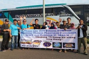 anggota Koperasi Mandiri Paguyuban Kuningan (KOMPAK) 